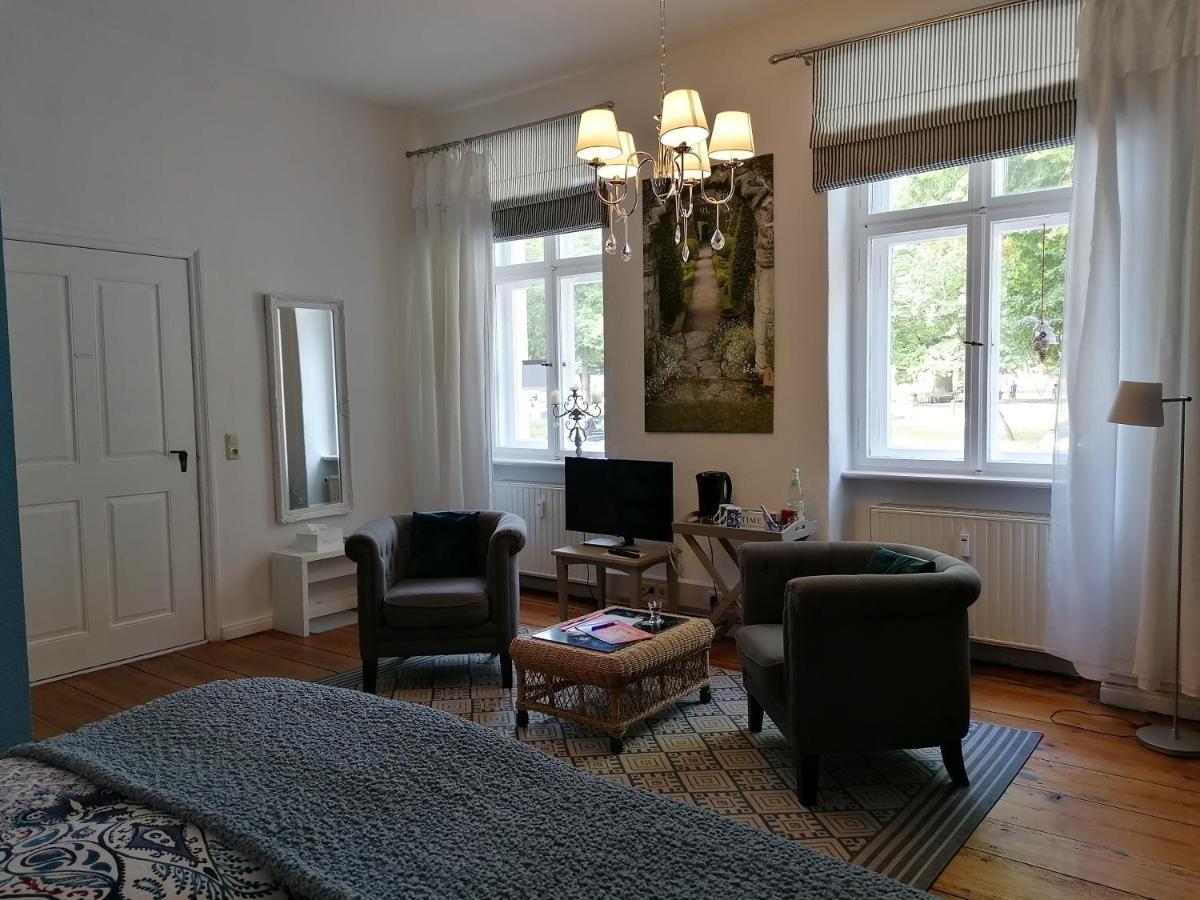Bed&Breakfast Wagner "Im Alten Pfarrhaus" 诺伊鲁平 外观 照片