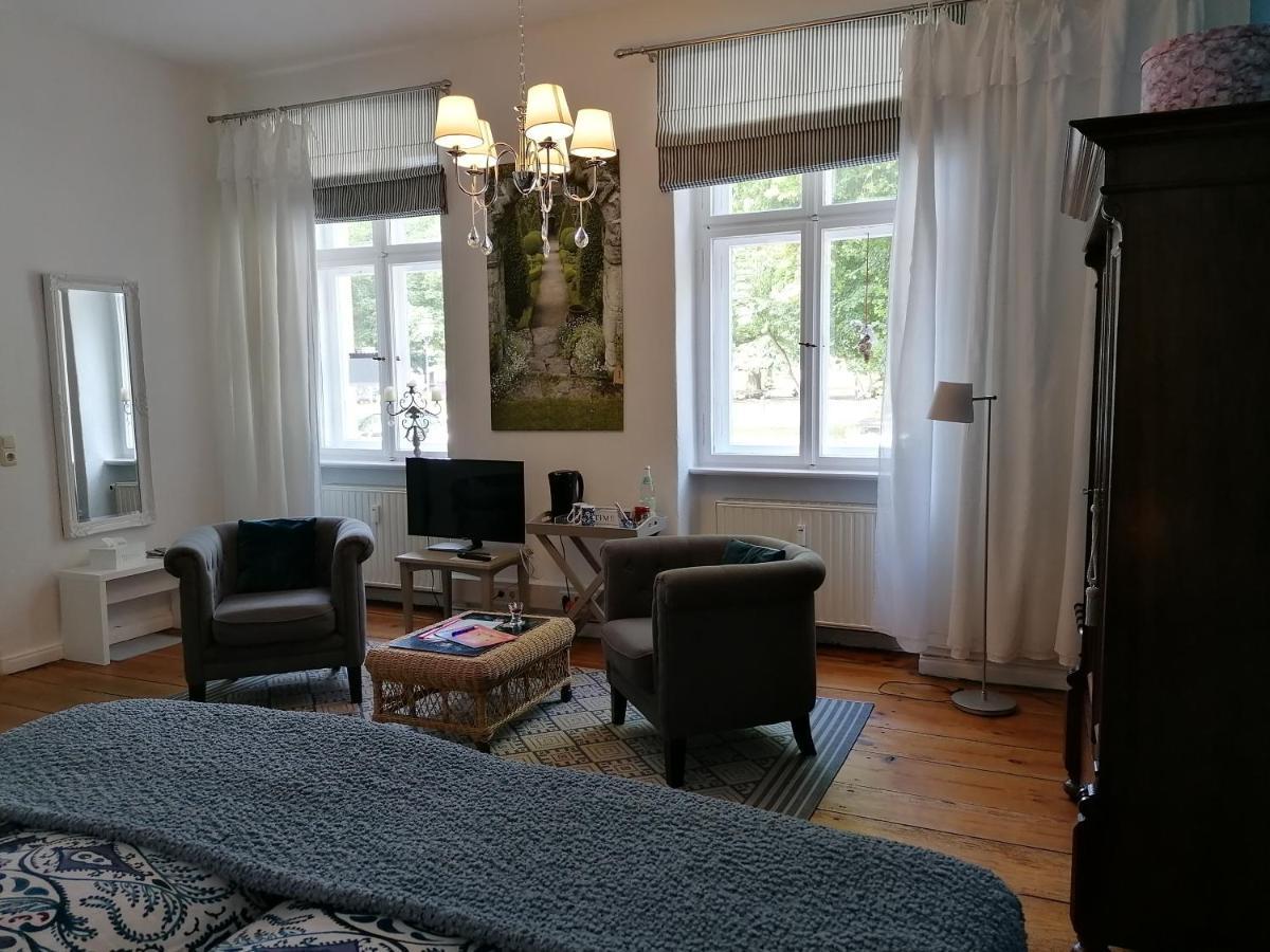 Bed&Breakfast Wagner "Im Alten Pfarrhaus" 诺伊鲁平 外观 照片