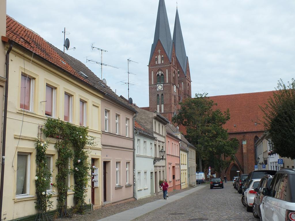 Bed&Breakfast Wagner "Im Alten Pfarrhaus" 诺伊鲁平 外观 照片